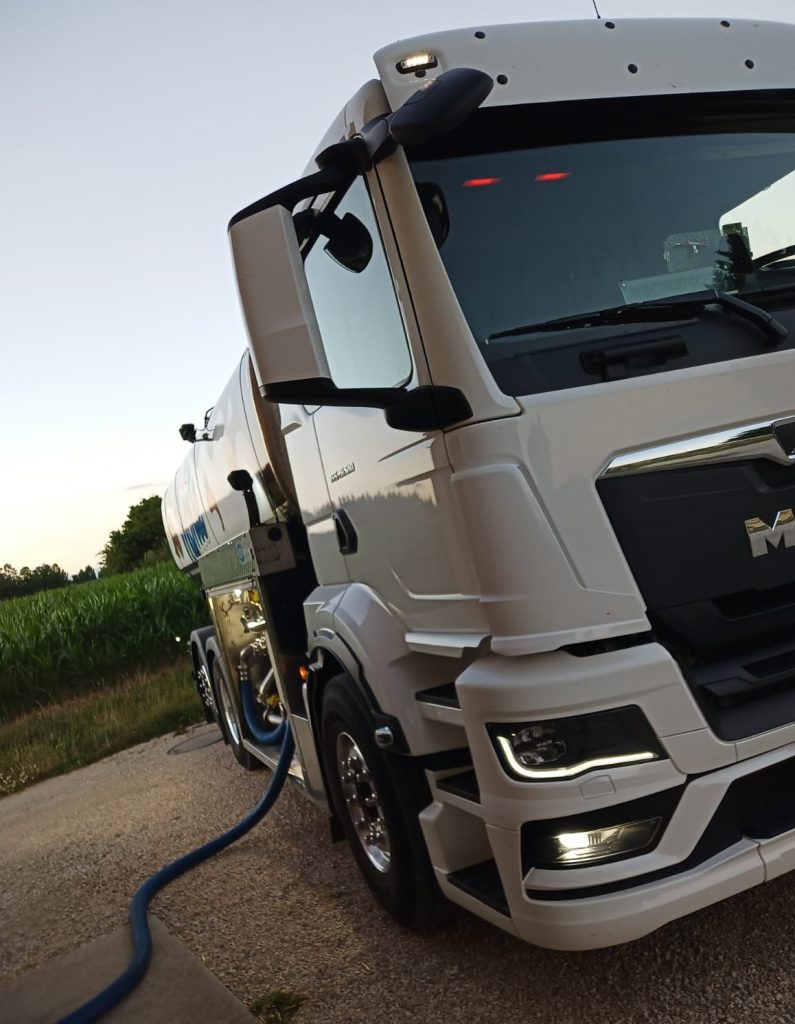 Weißes MAN Milchsammelfahrzeug der Firma Golder Transporte